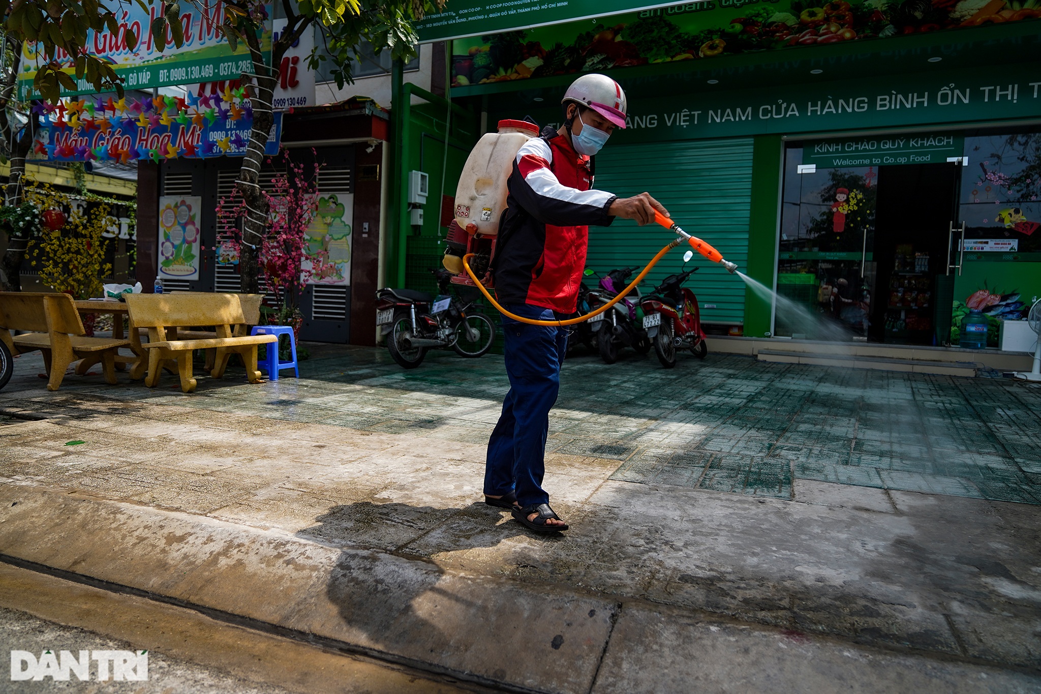 Cuộc sống bình thường mới bên trong khu phong tỏa - 6 Cuộc sống bình thường mới bên trong khu phong tỏa - 6