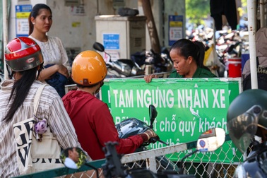 Người dân TPHCM "đỏ mắt" tìm chỗ gửi xe để đi tàu Metro số 1