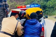 CSGT sơ cứu, dùng xe chuyên dụng chở cô gái bị gãy chân do tai nạn đi viện