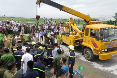 Kinh hoàng xe tải đè bẹp xe con, một người tử vong