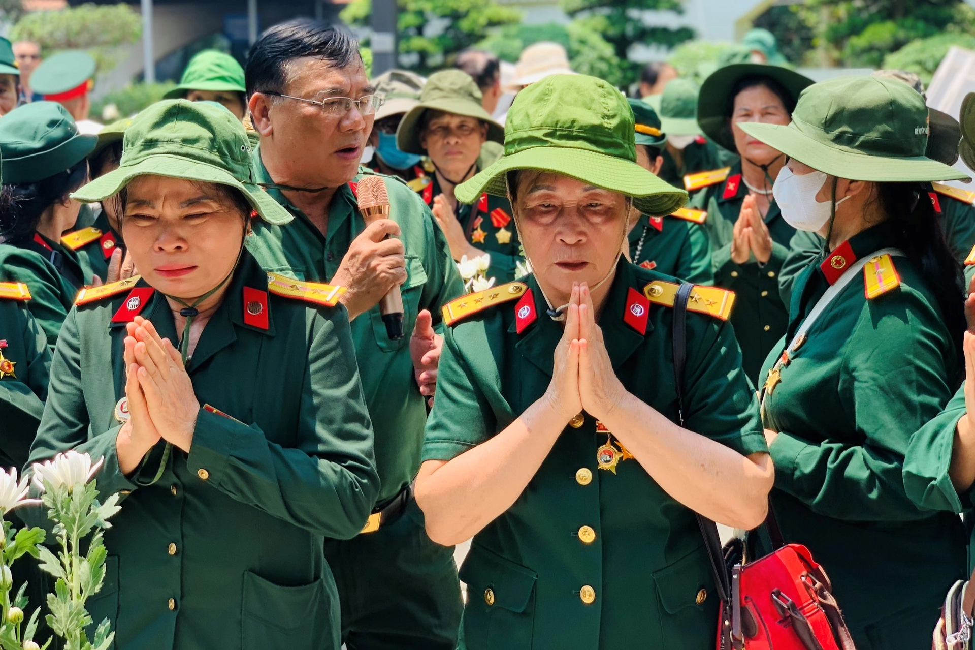 Hàng vạn người vượt nắng nóng hơn 40 độ C về Ngã ba Đồng Lộc - 4 Hàng vạn người vượt nắng nóng hơn 40 độ C về Ngã ba Đồng Lộc - 4