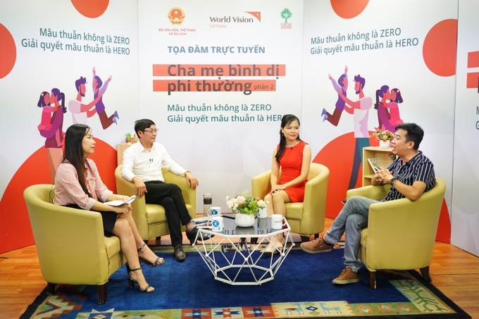 Bà Phan Thị Kim Liên (thứ 2 từ phải sang) tham gia tọa đàm về Người bình dị phi thường do World Vision Việt Nam tổ chức.