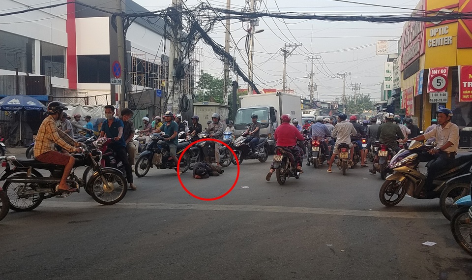 Quốc lộ kẹt xe nghiêm trọng vì người đàn ông say xỉn ngủ giữa đường - 1 Quốc lộ kẹt xe nghiêm trọng vì người đàn ông say xỉn ngủ giữa đường - 1