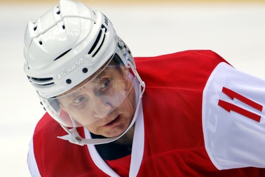 Tổng thống Putin “lăn xả” trong trận khúc côn cầu trên băng