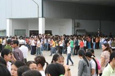 Công nhân bỏ làm để phản đối chế độ lương thưởng