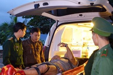 Đưa 2 thuyền viên bị thương ngoài biển vào đất liền cấp cứu