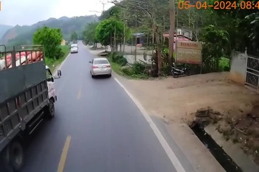 Xe tải vượt ẩu, suýt đối đầu xe khách