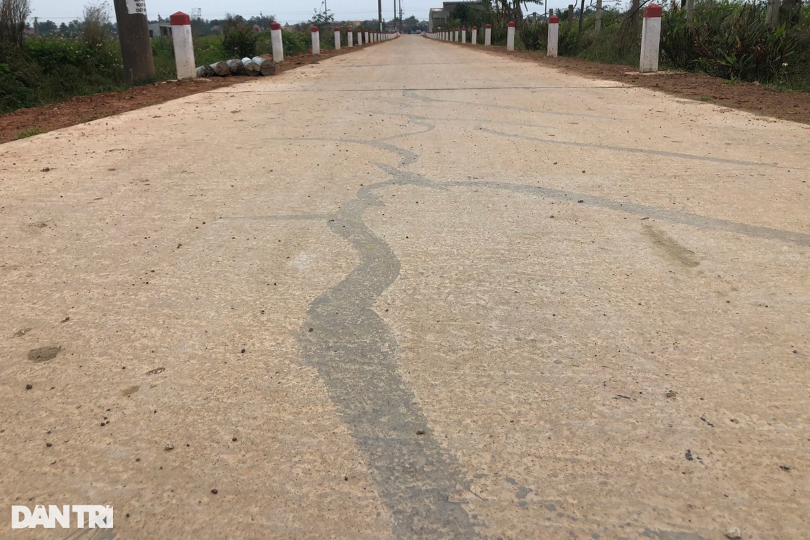 Dân bức xúc vì đường tiền tỷ vừa nghiệm thu đã nứt ngang, nẻ dọc - 4