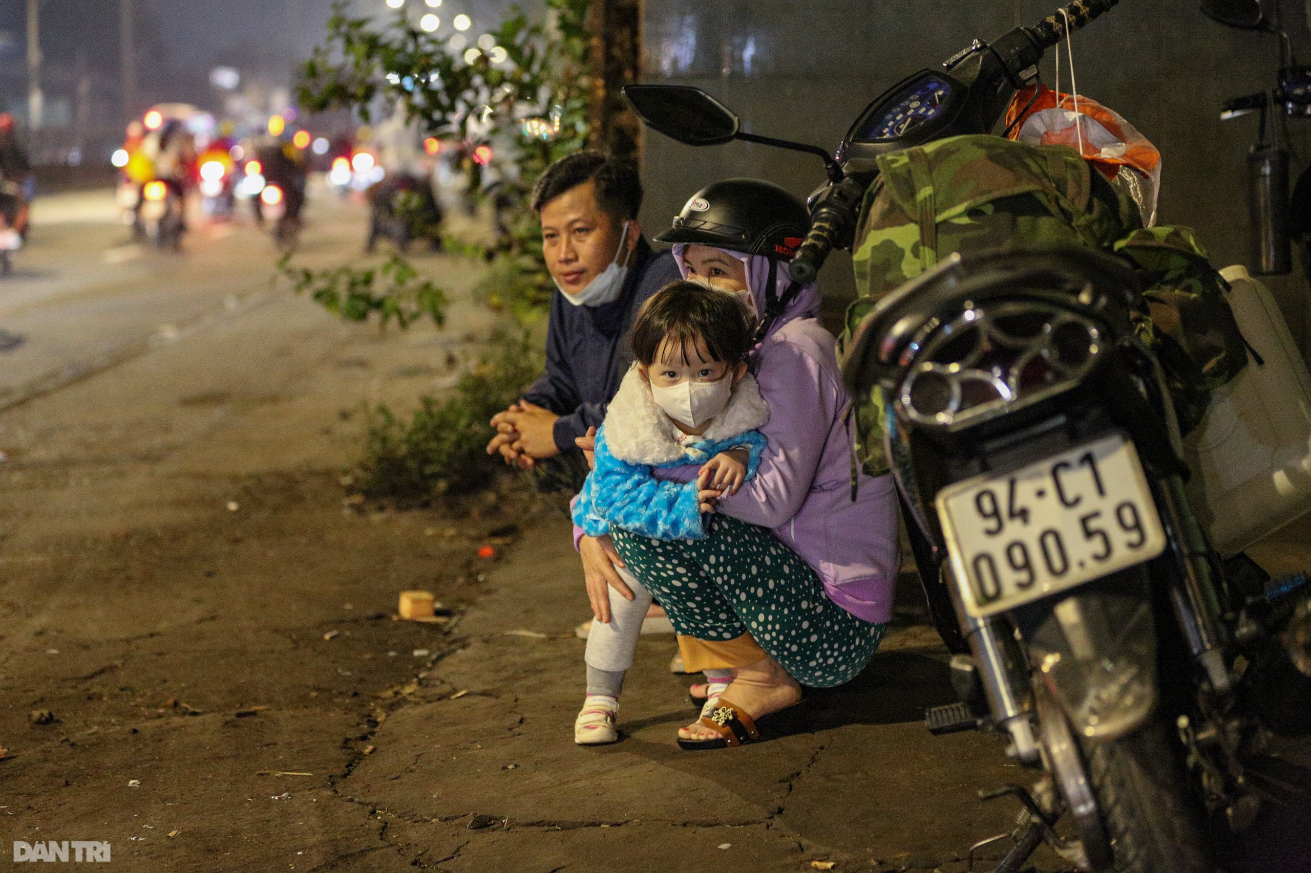 Người lớn, trẻ nhỏ vật vờ ở cửa ngõ phía Tây TPHCM trên đường về quê ăn Tết - 12 Người lớn, trẻ nhỏ vật vờ ở cửa ngõ phía Tây TPHCM trên đường về quê ăn Tết - 12