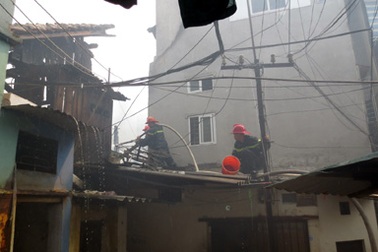 Khu nhà gỗ ở Hà Nội bị thiêu rụi do nổ bình gas