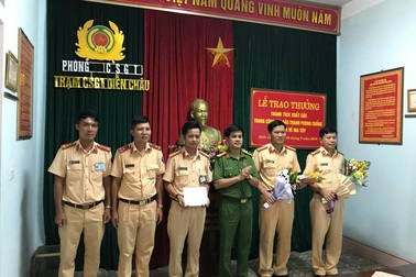 Cảnh sát giao thông mật phục bắt vụ vận chuyển 1kg ma túy đá và 2 bánh heroin