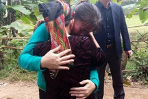 Nữ công nhân òa khóc ôm mẹ sau 16 năm mới về quê đón Tết