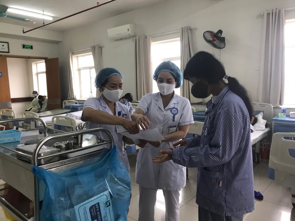 Người phụ nữ như hoá điên vỡ oà hạnh phúc ngày ra viện - 2 Người phụ nữ như hoá điên vỡ oà hạnh phúc ngày ra viện - 2