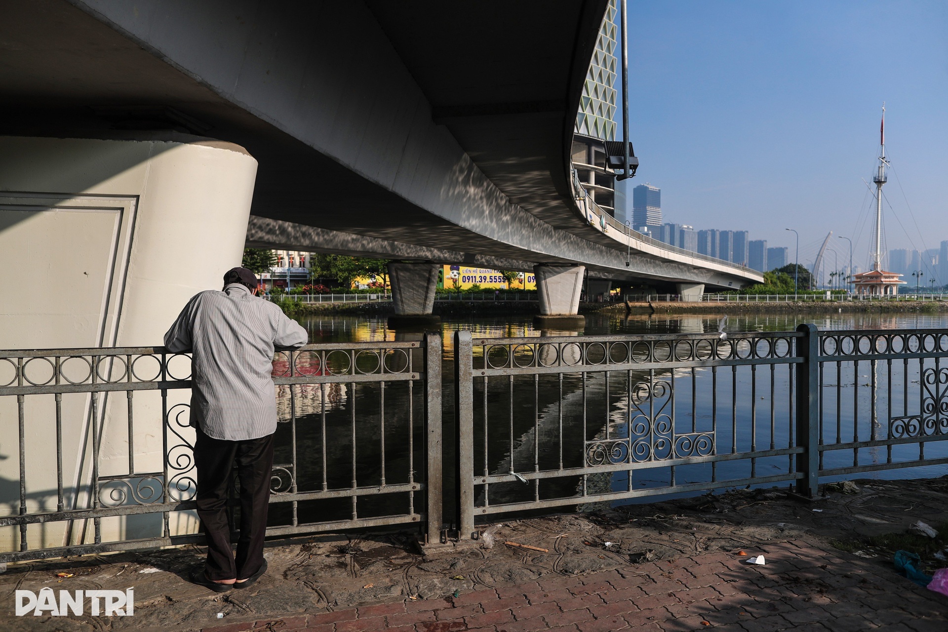 Hiện trạng đường qua dạ cầu Khánh Hội được đề xuất cải tạo để giảm kẹt xe - 9 Hiện trạng đường qua dạ cầu Khánh Hội được đề xuất cải tạo để giảm kẹt xe - 9