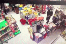 Kẻ cướp dùng súng uy hiếp nhân viên cửa hàng tiện lợi ra sao?