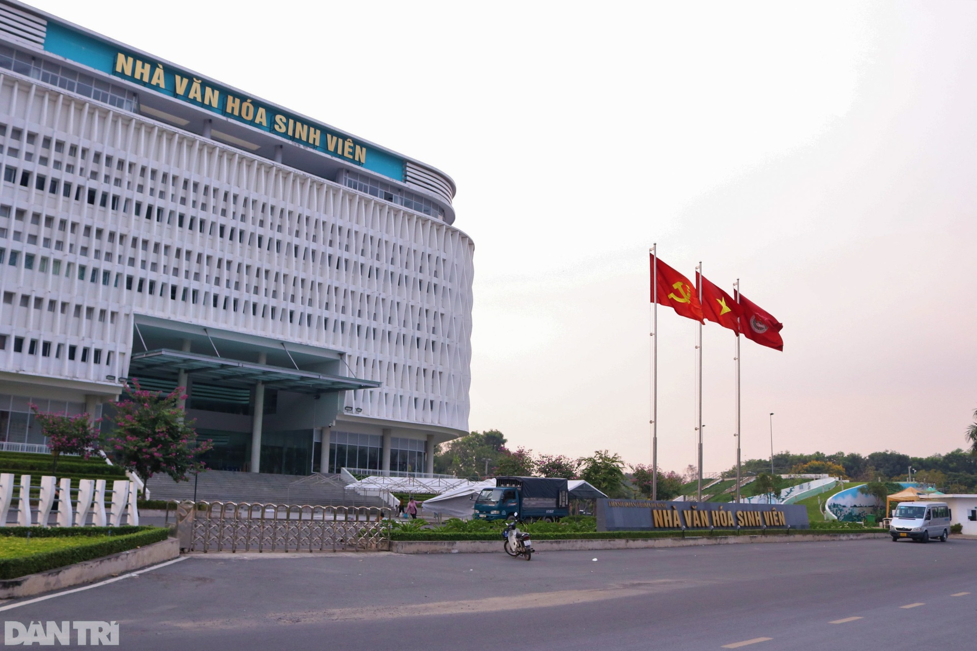 Cảnh đìu hiu, vắng vẻ chưa từng thấy tại Làng Đại học lớn nhất TPHCM - 3