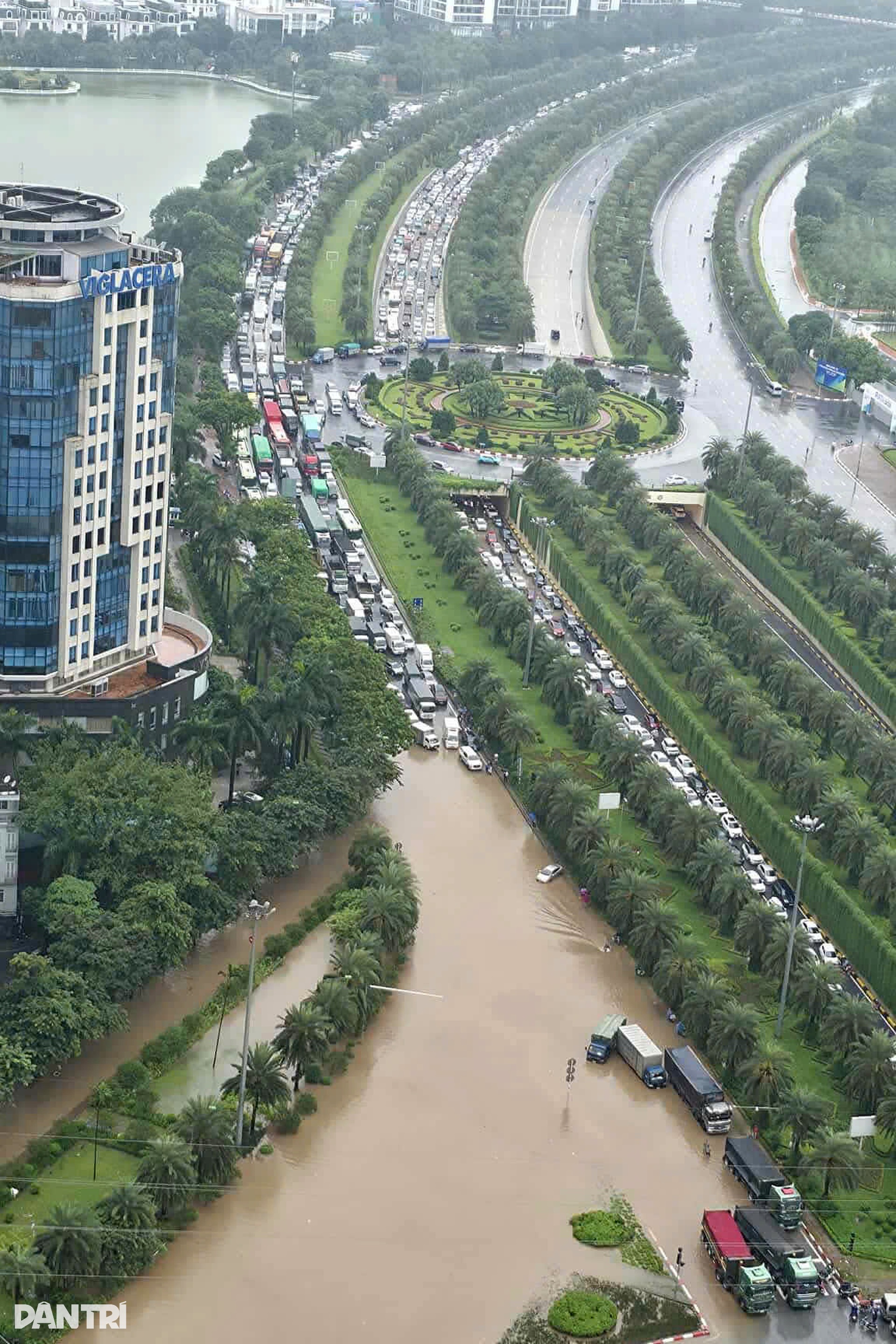 Hà Nội mưa lớn từ sáng sớm, phố phường ngập sâu, xe cộ chết máy hàng loạt - 9 Hà Nội mưa lớn từ sáng sớm, phố phường ngập sâu, xe cộ chết máy hàng loạt - 9