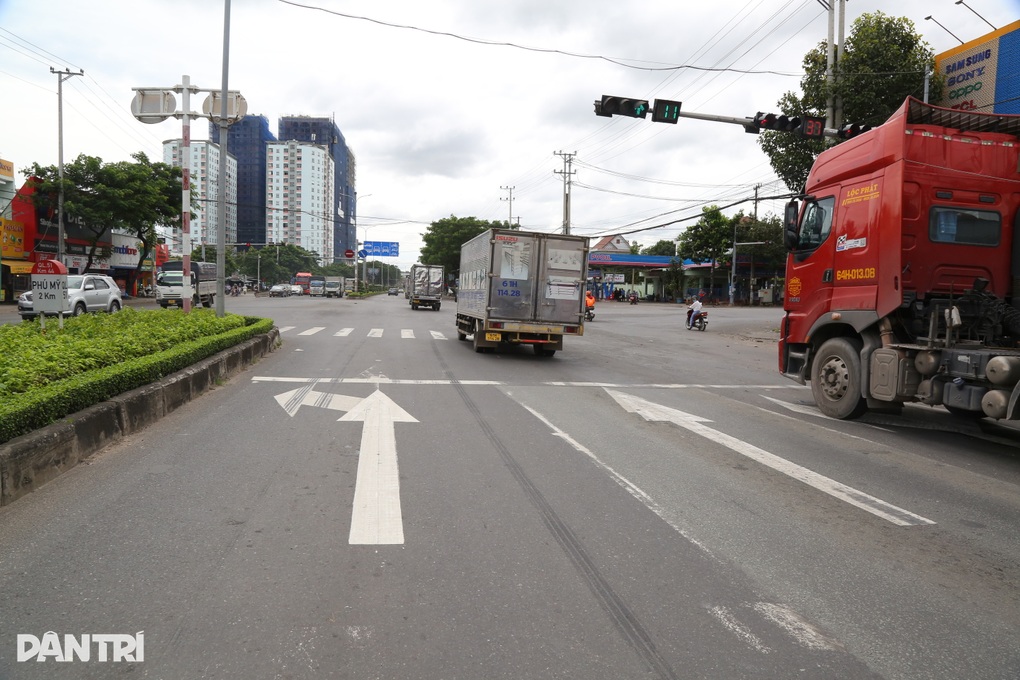 Tài xế lúng túng trong ngày đầu phân làn mới trên quốc lộ 51 qua TPHCM - 1 Tài xế lúng túng trong ngày đầu phân làn mới trên quốc lộ 51 qua TPHCM - 1