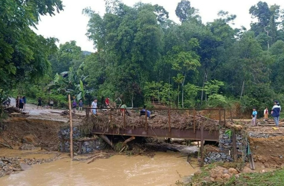 Mưa lũ gây sạt lở cầu đường, ngập nhà dân - 4 Mưa lũ gây sạt lở cầu đường, ngập nhà dân - 4