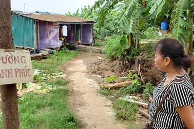 Xóm ngụ cư ven sông Hồng lay lắt vì Covid-19