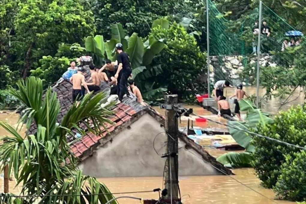 Lũ dâng ngập phòng trọ, 40 học sinh leo lên nóc nhà tránh trú - 1 Lũ dâng ngập phòng trọ, 40 học sinh leo lên nóc nhà tránh trú - 1