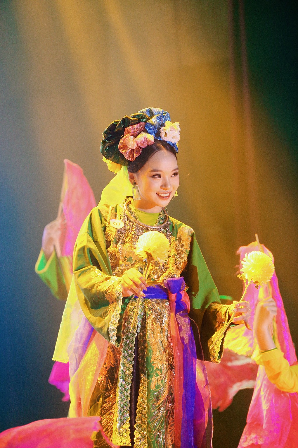 Mãn nhãn màn trình diễn hầu đồng của nữ sinh trường Báo - 4 Mãn nhãn màn trình diễn hầu đồng của nữ sinh trường Báo - 4