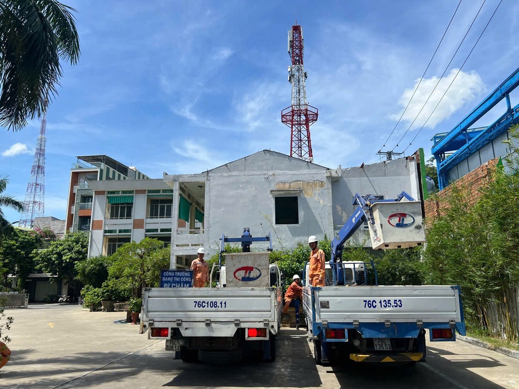 Hơn 200 công nhân, kỹ sư EVNCPC hỗ trợ EVNNPC khắc phục lưới điện sau bão số 5 - 2 Hơn 200 công nhân, kỹ sư EVNCPC hỗ trợ EVNNPC khắc phục lưới điện sau bão số 5 - 2
