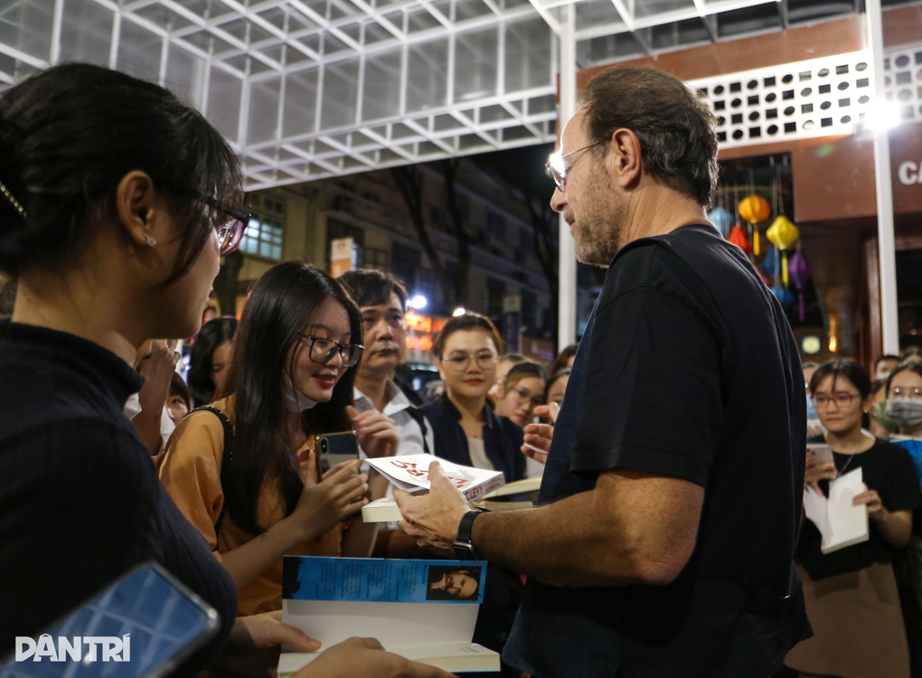 Marc Levy giao lưu tại TPHCM: Nếu chỉ còn 7 ngày trên đời, tôi sẽ... - 10 Marc Levy giao lưu tại TPHCM: Nếu chỉ còn 7 ngày trên đời, tôi sẽ... - 10