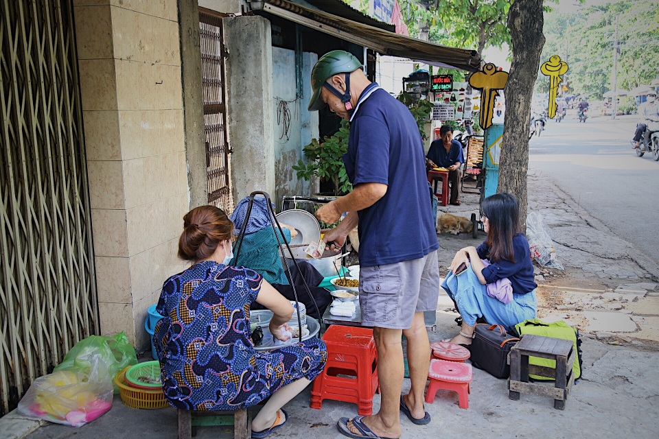 Cụ bà 84 tuổi dành nửa thế kỷ bán cháo đậu đỏ mưu sinh - 13 Cụ bà 84 tuổi dành nửa thế kỷ bán cháo đậu đỏ mưu sinh - 13