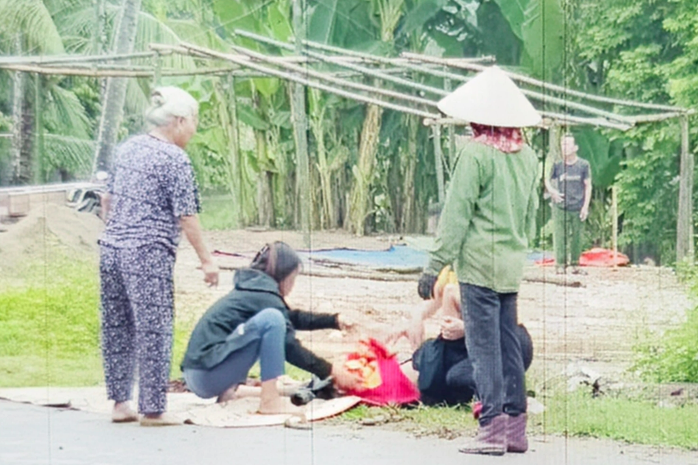 Người dân hỗ trợ sản phụ sinh con bên vệ đường - 1 Người dân hỗ trợ sản phụ sinh con bên vệ đường - 1