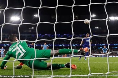 Benzema gây sốt với pha đá phạt đền theo phong cách Panenka