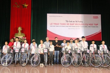 Trao tặng xe đạp, đồ dùng học tập cho học sinh có hoàn cảnh khó khăn