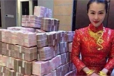 Cưới khoe giàu, vàng đeo trĩu cổ, tiền chất như núi