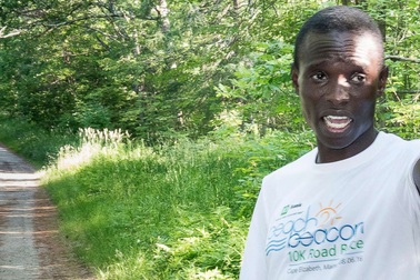 Gặp hiểm nguy, người "xuất thần" chạy đua thắng gấu