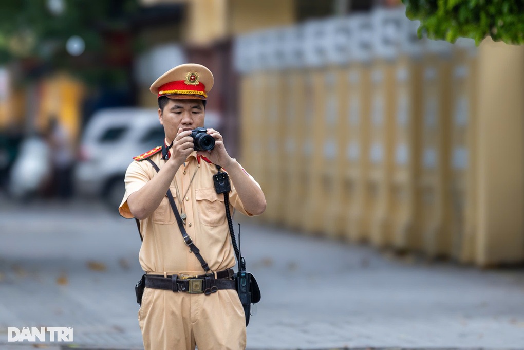 CSGT Hà Nội dùng máy quay ghi hình vi phạm tại 20 nút giao trọng điểm - 1 CSGT Hà Nội dùng máy quay ghi hình vi phạm tại 20 nút giao trọng điểm - 1