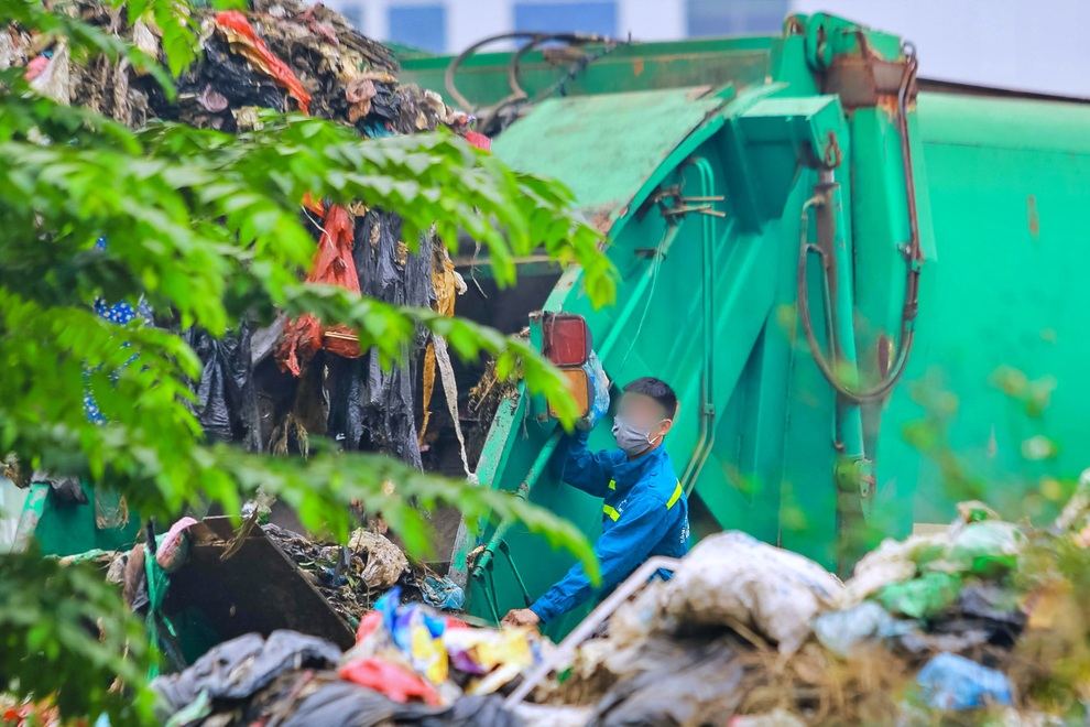 Hà Nội: 46 công nhân môi trường bị nợ lương được tạm ứng 500 triệu đồng - 1 Hà Nội: 46 công nhân môi trường bị nợ lương được tạm ứng 500 triệu đồng - 1