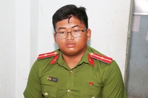 Bắt đối tượng mua trang phục công an mặc cho... oai