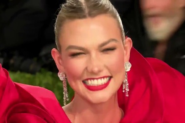 Karlie Kloss rực rỡ váy đỏ