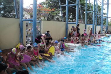 Đầu hè, trẻ chen chân đi học bơi