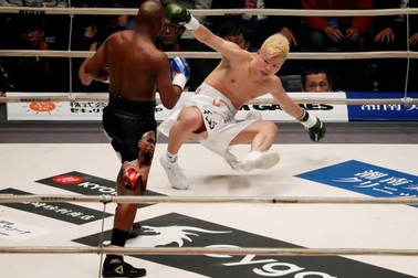 Ba lần đấm võ sĩ Nhật Bản ngã dúi dụi, Mayweather vẫn tự nhận thất bại