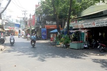 Bà chủ sạp thịt heo quật ngã người đàn ông giật dây chuyền