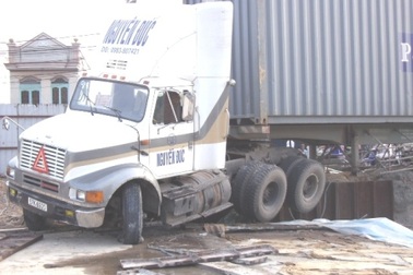 Xe container nằm vắt ngang rào chắn công trình 