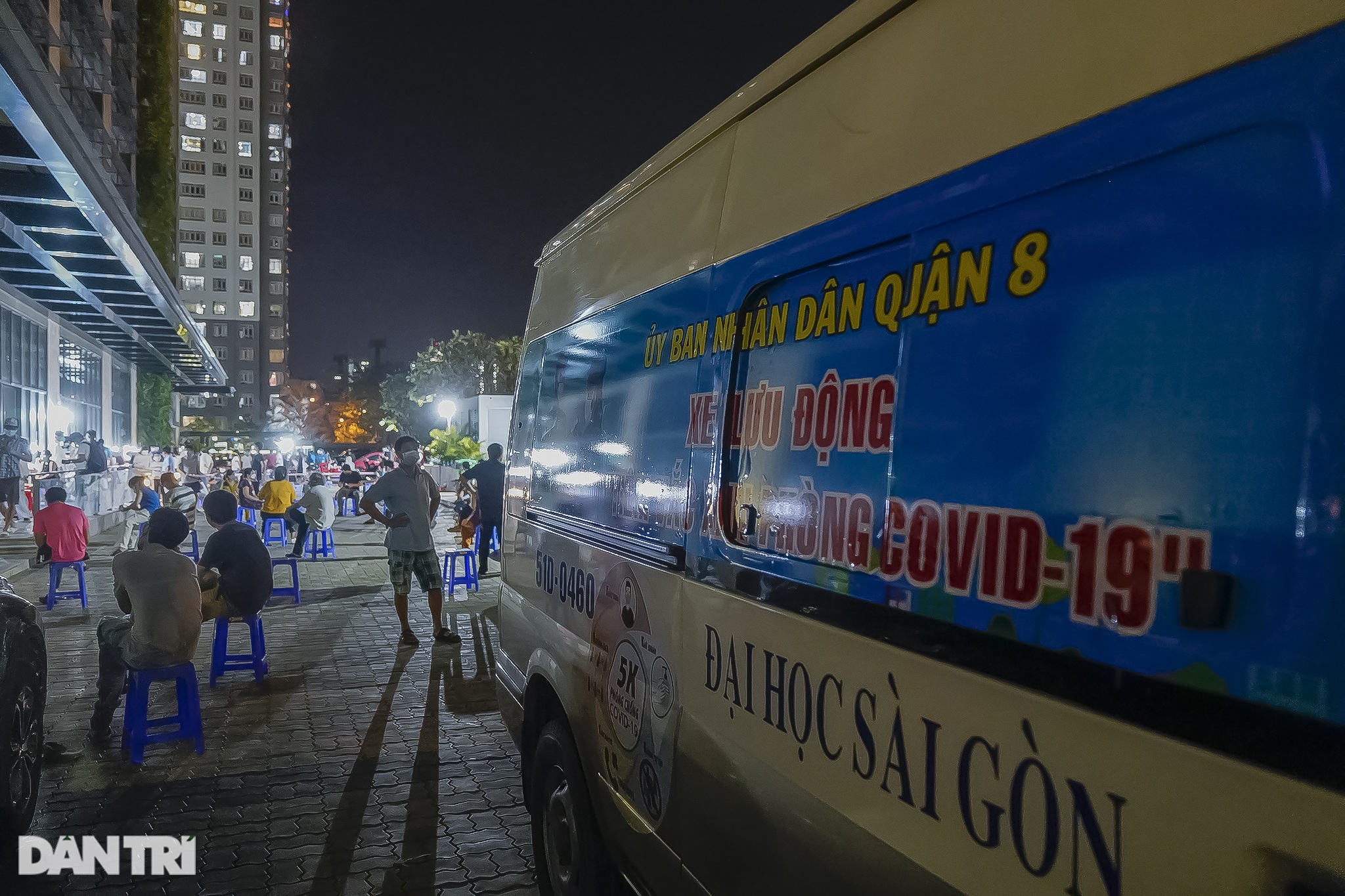 Người dân Sài Gòn chong đèn, tiêm vắc xin vào ban đêm - 1 Người dân Sài Gòn chong đèn, tiêm vắc xin vào ban đêm - 1