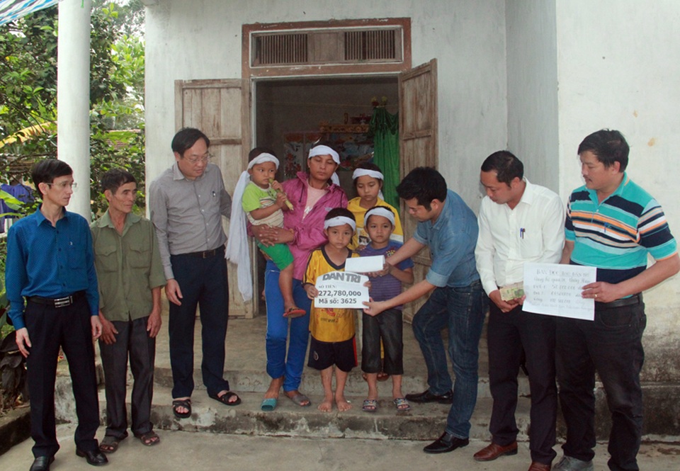 Rưng rưng cảnh 4 bé thơ nhận hơn 272 triệu đồng của bạn đọc báo Dân trí - 3 Rưng rưng cảnh 4 bé thơ nhận hơn 272 triệu đồng của bạn đọc báo Dân trí - 3