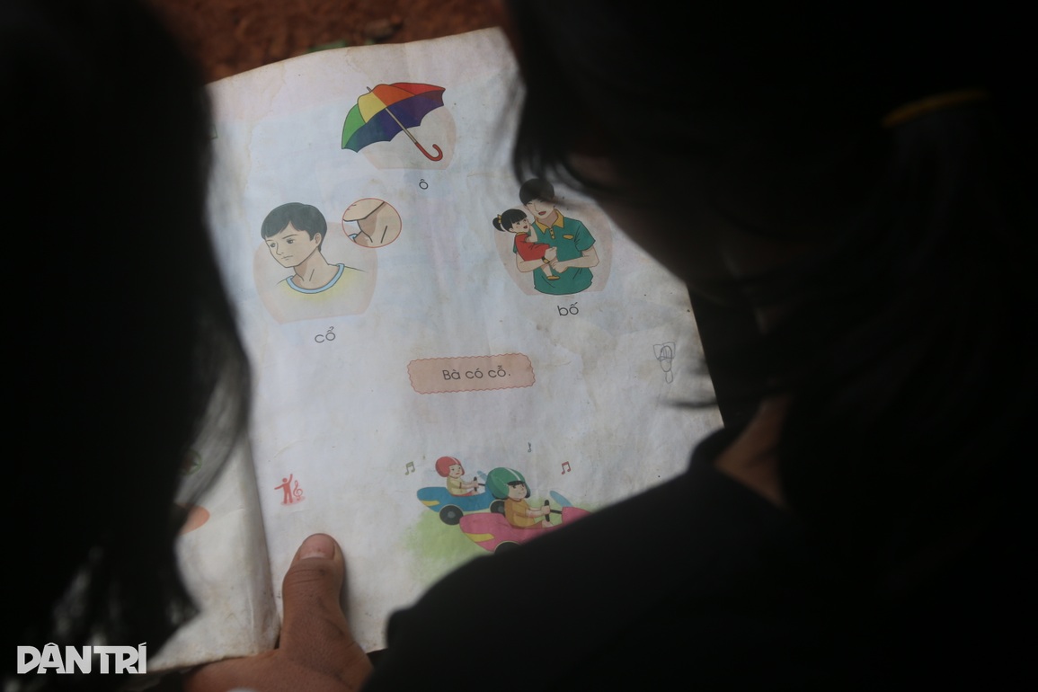 Mẹ mất, căn nhà bị đốt rụi trong ngày làm ma cho bố, 2 con mồ côi lay lắt - 6 Mẹ mất, căn nhà bị đốt rụi trong ngày làm ma cho bố, 2 con mồ côi lay lắt - 6