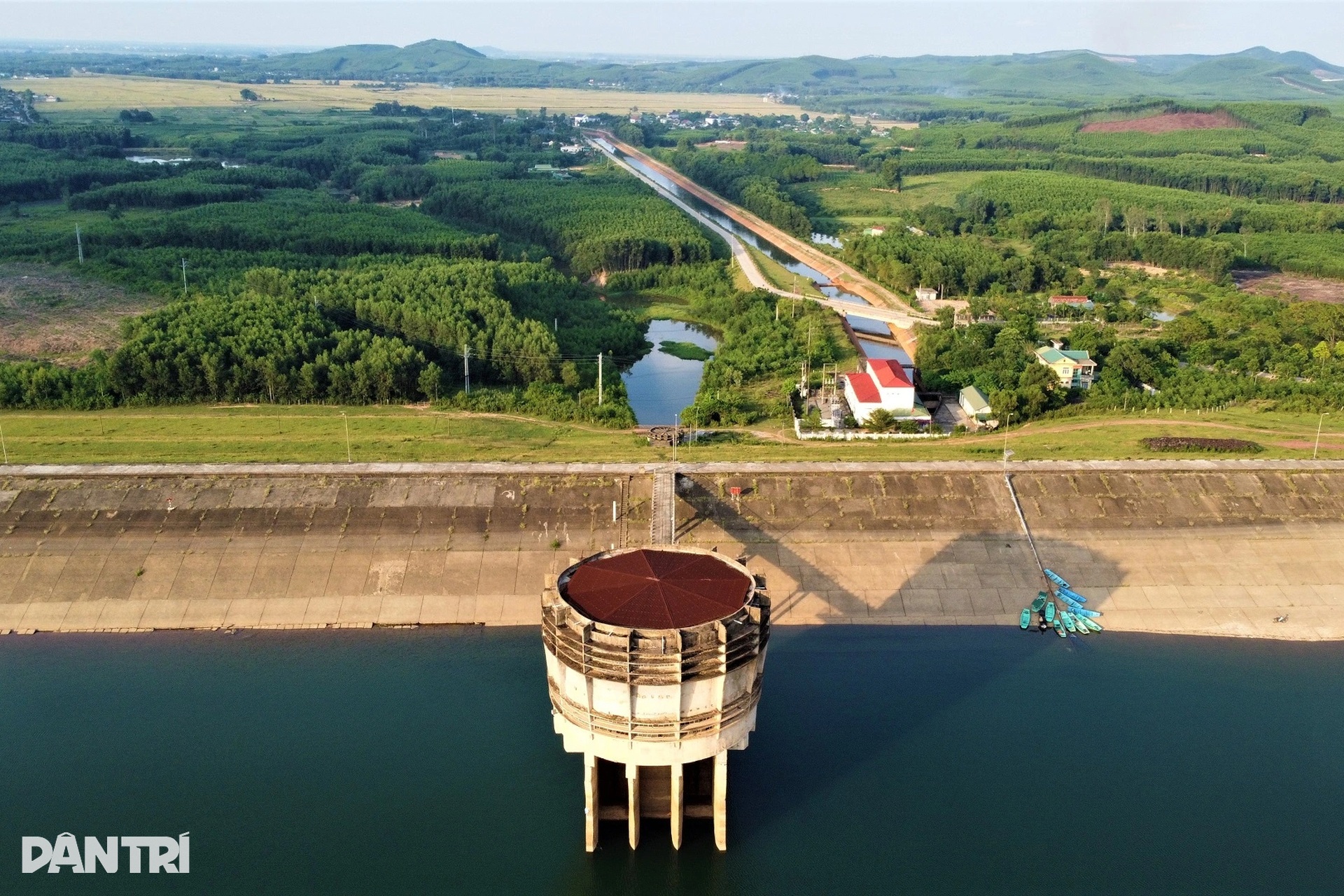 Hạ tràn hồ Kẻ Gỗ sạt lở, nhiều diện tích đất biến mất sau mưa lũ - 10