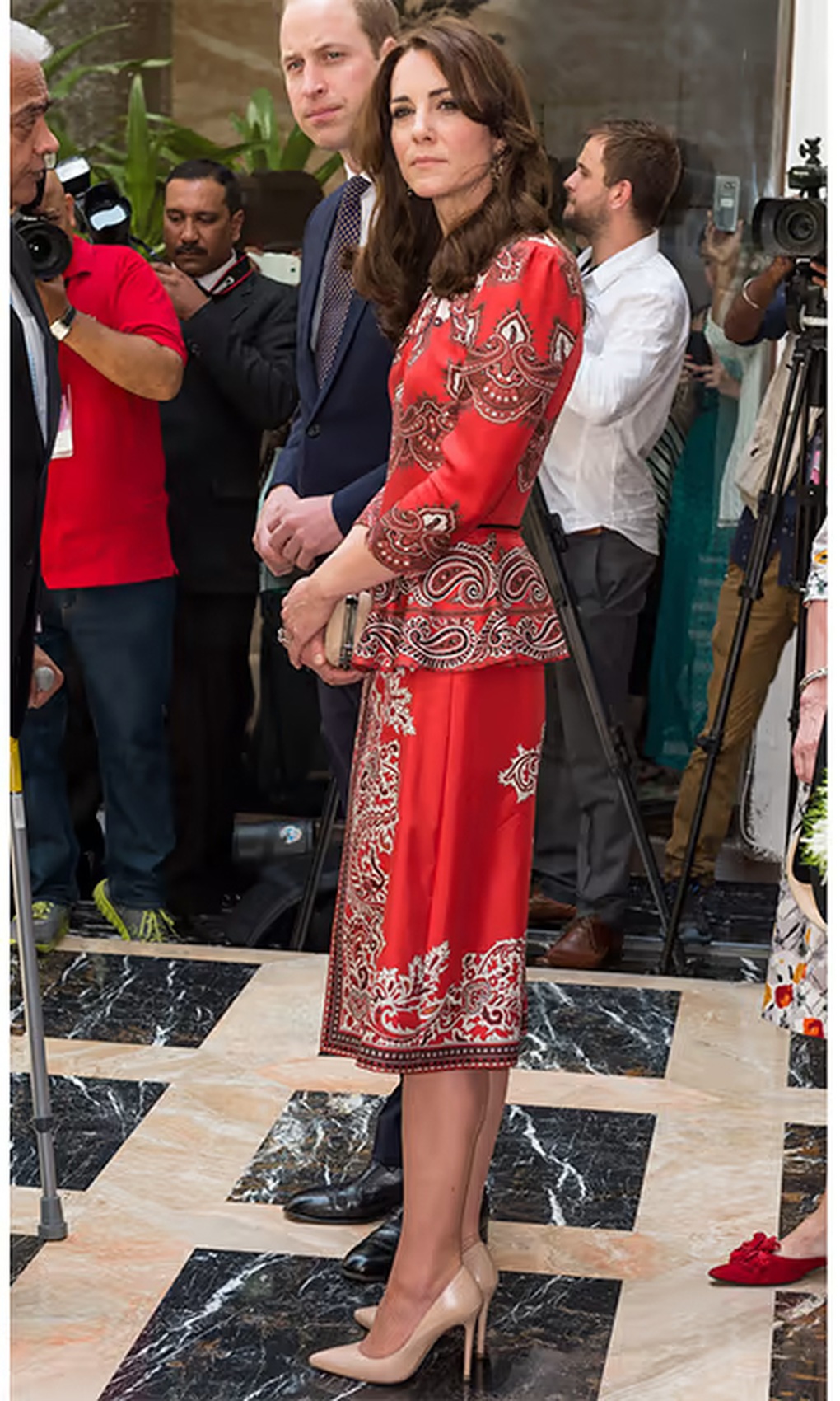 Loạt trang phục đỏ rực nổi bật và thanh lịch của công nương Kate Middleton - 13 Loạt trang phục đỏ rực nổi bật và thanh lịch của công nương Kate Middleton - 13