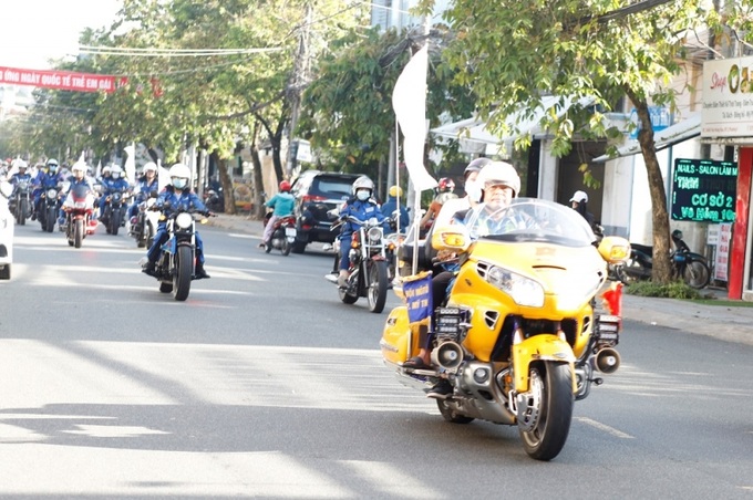 Sau lễ phát động, đội mô tô TP Mỹ Tho cùng các đại biểu tham gia diễu hành tuyên truyền trên các tuyến đường ở TP Mỹ Tho.