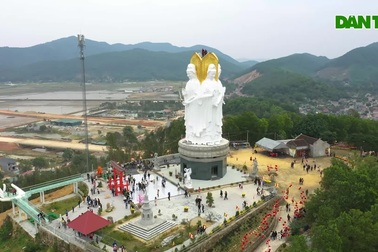 Người dân thích thú "sống ảo" bên cây cầu kính đầu tiên ở xứ Thanh