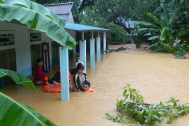 Quảng Trị:  Lũ ngập gần nóc nhà, học sinh các cấp tiếp tục được nghỉ học